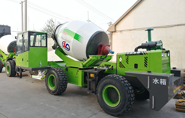<b> 自上料混凝土攪拌罐車(chē)價(jià)格的影響因素有哪些？</b>