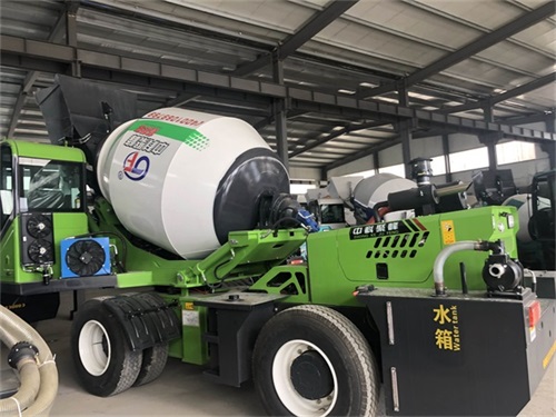 <b>自動(dòng)上料攪拌車(chē)還能在高原山地打溝渠？</b>